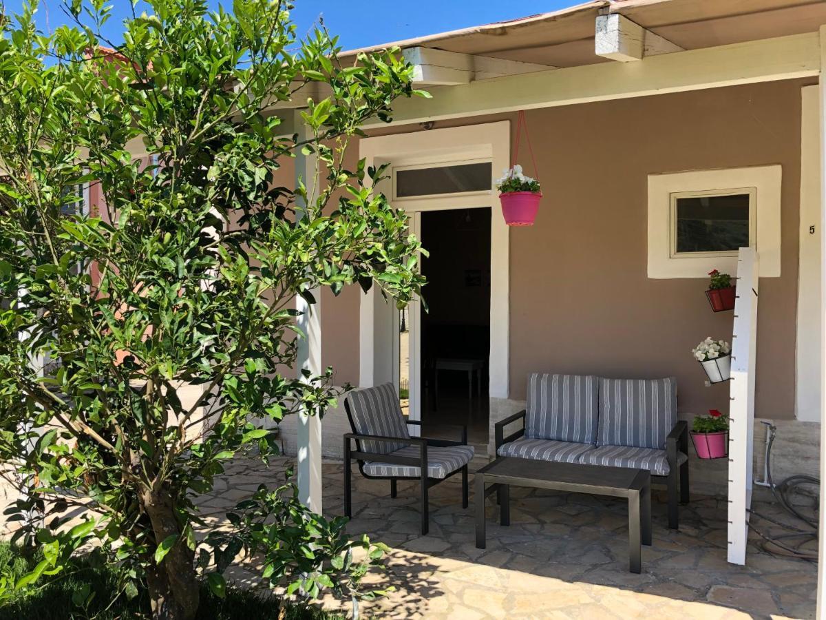 ליקסורי Petros Rooms & Apartments מראה חיצוני תמונה